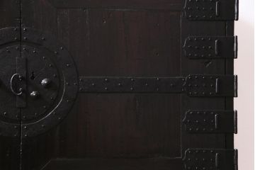 アンティーク家具　古民具リメイク　桐材製　かくし付き　重厚な雰囲気漂う観音開きの箪笥サイドボード(収納棚、戸棚)