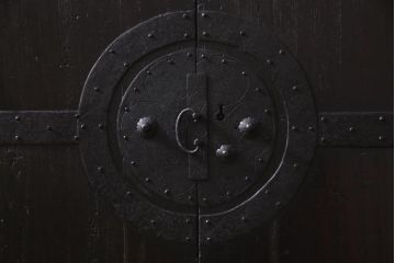 アンティーク家具　古民具リメイク　桐材製　かくし付き　重厚な雰囲気漂う観音開きの箪笥サイドボード(収納棚、戸棚)