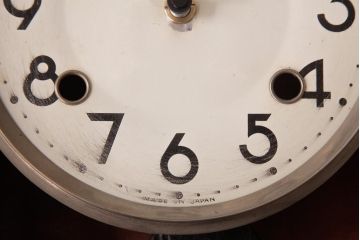 レトロ雑貨　つつみ時計店　内部交換済・電池式　明るい木色の柱時計(振り子時計、壁掛け時計)