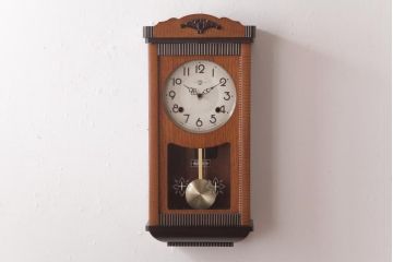 レトロ雑貨　つつみ時計店　内部交換済・電池式　明るい木色の柱時計(振り子時計、壁掛け時計)