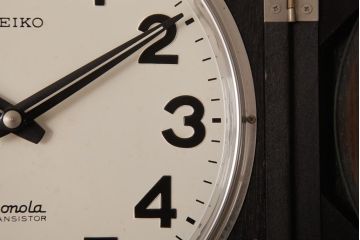 レトロ雑貨　昭和期　SEIKO(セイコー)　電池式　カレンダー付き　レトロモダンな掛け時計(柱時計、振り子時計)