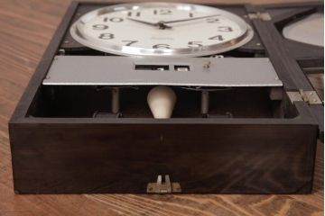 レトロ雑貨　昭和期　SEIKO(セイコー)　電池式　カレンダー付き　レトロモダンな掛け時計(柱時計、振り子時計)