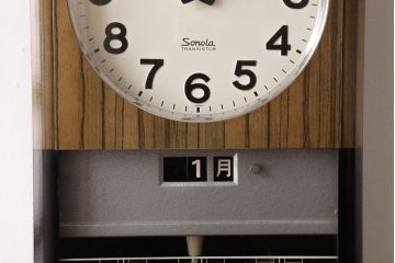 レトロ雑貨　昭和期　SEIKO(セイコー)　電池式　カレンダー付き　レトロモダンな掛け時計(柱時計、振り子時計)