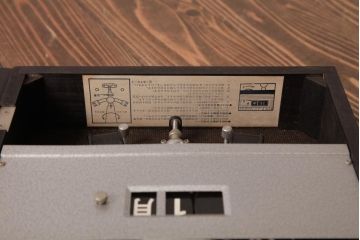 レトロ雑貨　昭和期　SEIKO(セイコー)　電池式　カレンダー付き　レトロモダンな掛け時計(柱時計、振り子時計)