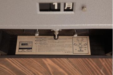 レトロ雑貨　昭和期　SEIKO(セイコー)　電池式　カレンダー付き　レトロモダンな掛け時計(柱時計、振り子時計)