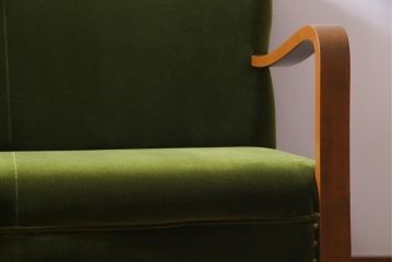 レトロ家具　昭和レトロ　カバ材　ノスタルジックな雰囲気が漂う3人掛けソファ