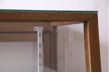 アンティーク家具　昭和中期　脚付リメイク　ナチュラルテイストにぴったりな台形型のガラスケース(ショーケース、陳列棚、飾り棚)