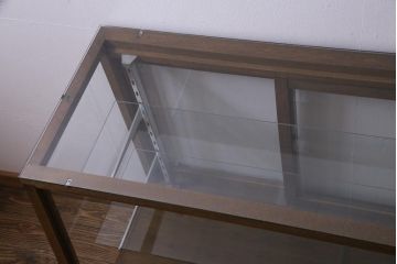 アンティーク家具　昭和中期　脚付リメイク　ナチュラルテイストにぴったりな台形型のガラスケース(ショーケース、陳列棚、飾り棚)