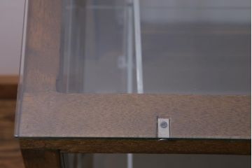 アンティーク家具　昭和中期　脚付リメイク　ナチュラルテイストにぴったりな台形型のガラスケース(ショーケース、陳列棚、飾り棚)