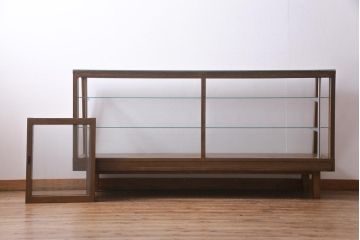 アンティーク家具　昭和中期　脚付リメイク　ナチュラルテイストにぴったりな台形型のガラスケース(ショーケース、陳列棚、飾り棚)