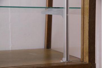 アンティーク家具　昭和中期　脚付リメイク　ナチュラルテイストにぴったりな台形型のガラスケース(ショーケース、陳列棚、飾り棚)