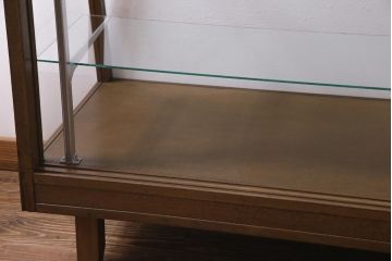 アンティーク家具　昭和中期　脚付リメイク　ナチュラルテイストにぴったりな台形型のガラスケース(ショーケース、陳列棚、飾り棚)