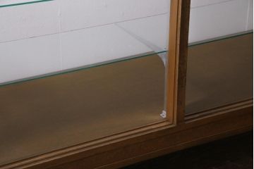 アンティーク家具　昭和中期　脚付リメイク　ナチュラルテイストにぴったりな台形型のガラスケース(ショーケース、陳列棚、飾り棚)