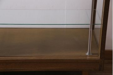 アンティーク家具　昭和中期　脚付リメイク　ナチュラルテイストにぴったりな台形型のガラスケース(ショーケース、陳列棚、飾り棚)