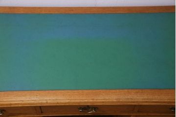 アンティーク家具　イギリスアンティーク　オーク材　重厚な雰囲気が漂うレザートップの両袖机(デスク)