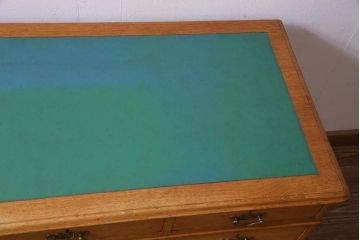 アンティーク家具　イギリスアンティーク　オーク材　重厚な雰囲気が漂うレザートップの両袖机(デスク)