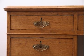 アンティーク家具　イギリスアンティーク　オーク材　重厚な雰囲気が漂うレザートップの両袖机(デスク)