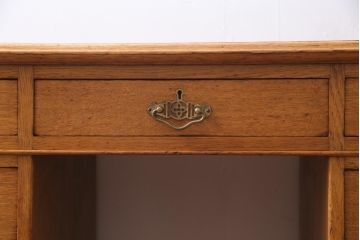 アンティーク家具　イギリスアンティーク　オーク材　重厚な雰囲気が漂うレザートップの両袖机(デスク)