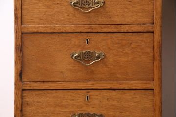 アンティーク家具　イギリスアンティーク　オーク材　重厚な雰囲気が漂うレザートップの両袖机(デスク)