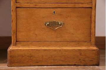 アンティーク家具　イギリスアンティーク　オーク材　重厚な雰囲気が漂うレザートップの両袖机(デスク)