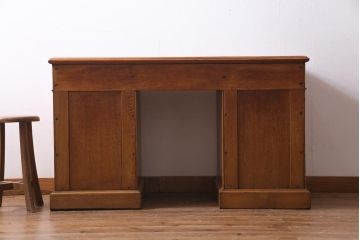 アンティーク家具　イギリスアンティーク　オーク材　重厚な雰囲気が漂うレザートップの両袖机(デスク)