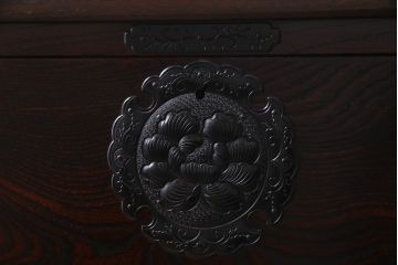 中古　伝統民芸　岩谷堂箪笥　天板リメイク・栗無垢材　重厚かつ上品な佇まいが魅力的な衣装箪笥(リビングボード、チェスト)