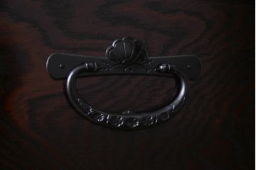 中古　伝統民芸　岩谷堂箪笥　天板リメイク・栗無垢材　重厚かつ上品な佇まいが魅力的な衣装箪笥(リビングボード、チェスト)