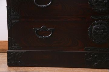 中古　伝統民芸　岩谷堂箪笥　天板リメイク・栗無垢材　重厚かつ上品な佇まいが魅力的な衣装箪笥(リビングボード、チェスト)