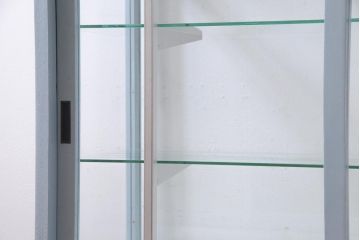 ペイント家具　5面ガラス　淡いカラーが爽やかなガラスケース(陳列棚、飾り棚)