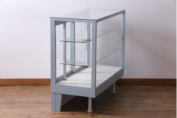 ペイント家具　5面ガラス　淡いカラーが爽やかなガラスケース(陳列棚、飾り棚)