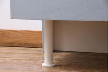 ペイント家具　5面ガラス　淡いカラーが爽やかなガラスケース(陳列棚、飾り棚)