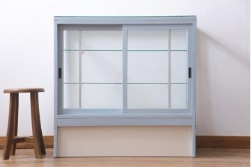 ペイント家具　5面ガラス　淡いカラーが爽やかなガラスケース(陳列棚、飾り棚)