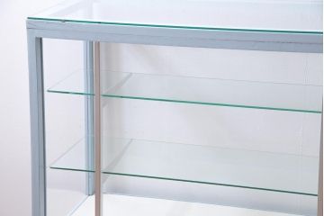 ペイント家具　5面ガラス　淡いカラーが爽やかなガラスケース(陳列棚、飾り棚)