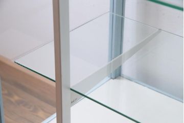 ペイント家具　5面ガラス　淡いカラーが爽やかなガラスケース(陳列棚、飾り棚)