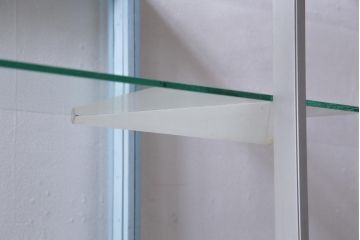 ペイント家具　5面ガラス　淡いカラーが爽やかなガラスケース(陳列棚、飾り棚)