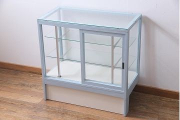 ペイント家具　5面ガラス　淡いカラーが爽やかなガラスケース(陳列棚、飾り棚)