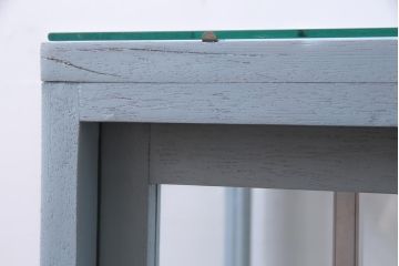 ペイント家具　5面ガラス　淡いカラーが爽やかなガラスケース(陳列棚、飾り棚)