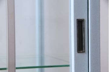 ペイント家具　5面ガラス　淡いカラーが爽やかなガラスケース(陳列棚、飾り棚)