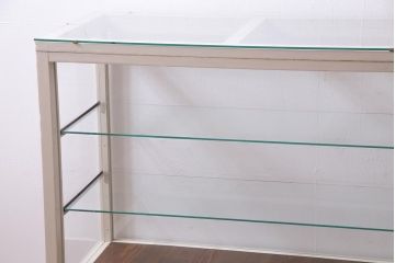 ペイント家具　5面ガラス　淡いカラーが優しげな雰囲気醸し出すガラスケース(陳列棚、ショーケース、飾り棚)