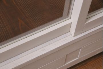 ペイント家具　5面ガラス　淡いカラーが優しげな雰囲気醸し出すガラスケース(陳列棚、ショーケース、飾り棚)