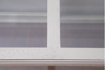 ペイント家具　5面ガラス　淡いカラーが優しげな雰囲気醸し出すガラスケース(陳列棚、ショーケース、飾り棚)