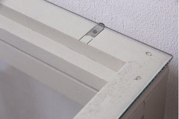 ペイント家具　5面ガラス　淡いカラーが優しげな雰囲気醸し出すガラスケース(陳列棚、ショーケース、飾り棚)