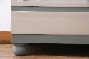 ペイント家具　5面ガラス　淡いカラーが優しげな雰囲気醸し出すガラスケース(陳列棚、ショーケース、飾り棚)