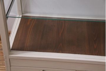 ペイント家具　5面ガラス　淡いカラーが優しげな雰囲気醸し出すガラスケース(陳列棚、ショーケース、飾り棚)