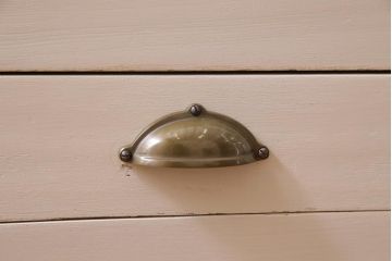 ペイント家具　5面ガラス　淡いカラーが優しげな雰囲気醸し出すガラスケース(陳列棚、ショーケース、飾り棚)