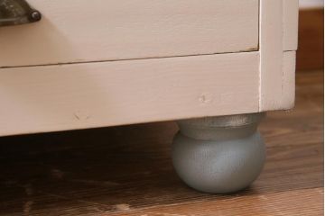 ペイント家具　5面ガラス　淡いカラーが優しげな雰囲気醸し出すガラスケース(陳列棚、ショーケース、飾り棚)