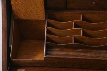 アンティーク家具 イギリスアンティーク オーク材 上手物 ジャコビアン様式 品格あふれる佇まいが素敵なライティングビューロー(簿記机、在宅ワーク、在宅用ワークデスク)