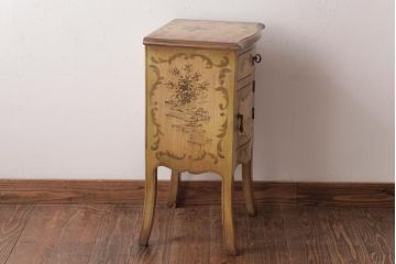 アンティーク雑貨　中古　フランス輸入家具　小振りなサイズが可愛らしい花台(サイドテーブル、サイドチェスト)