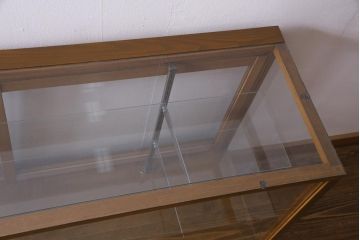 レトロ家具　昭和レトロ　脚付き　すっきりとしたデザインが取り入れやすいガラスケース(ショーケース、陳列棚)