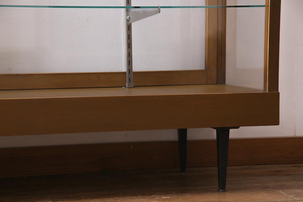 レトロ家具　昭和レトロ　脚付き　すっきりとしたデザインが取り入れやすいガラスケース(ショーケース、陳列棚)